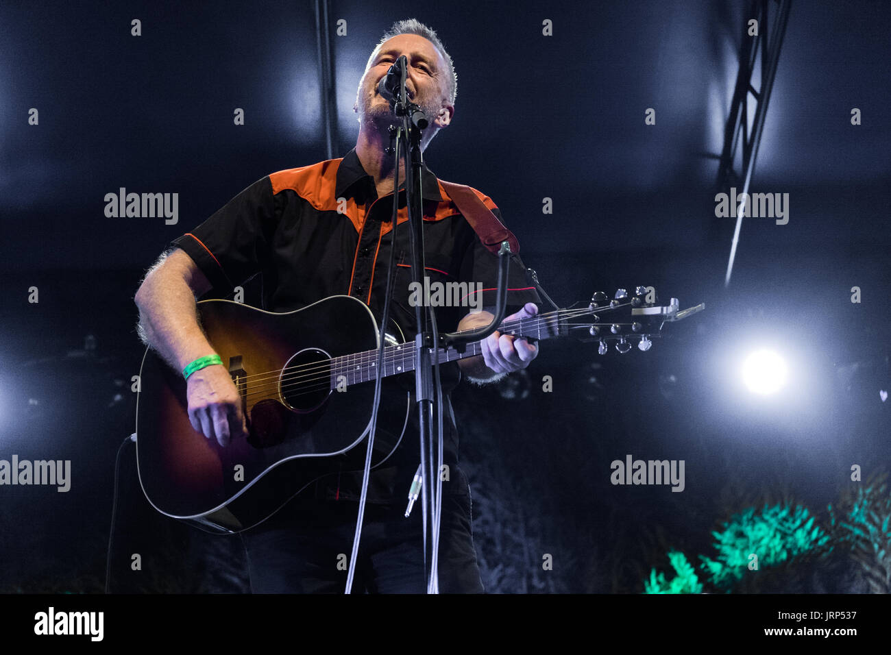 Milano, Italia. 5 agosto 2017. Billy Bragg presenta il suo nuovo album "hine una luce" durante una performance live. Credito: Luca Quadrio/Alamy Live News Foto Stock