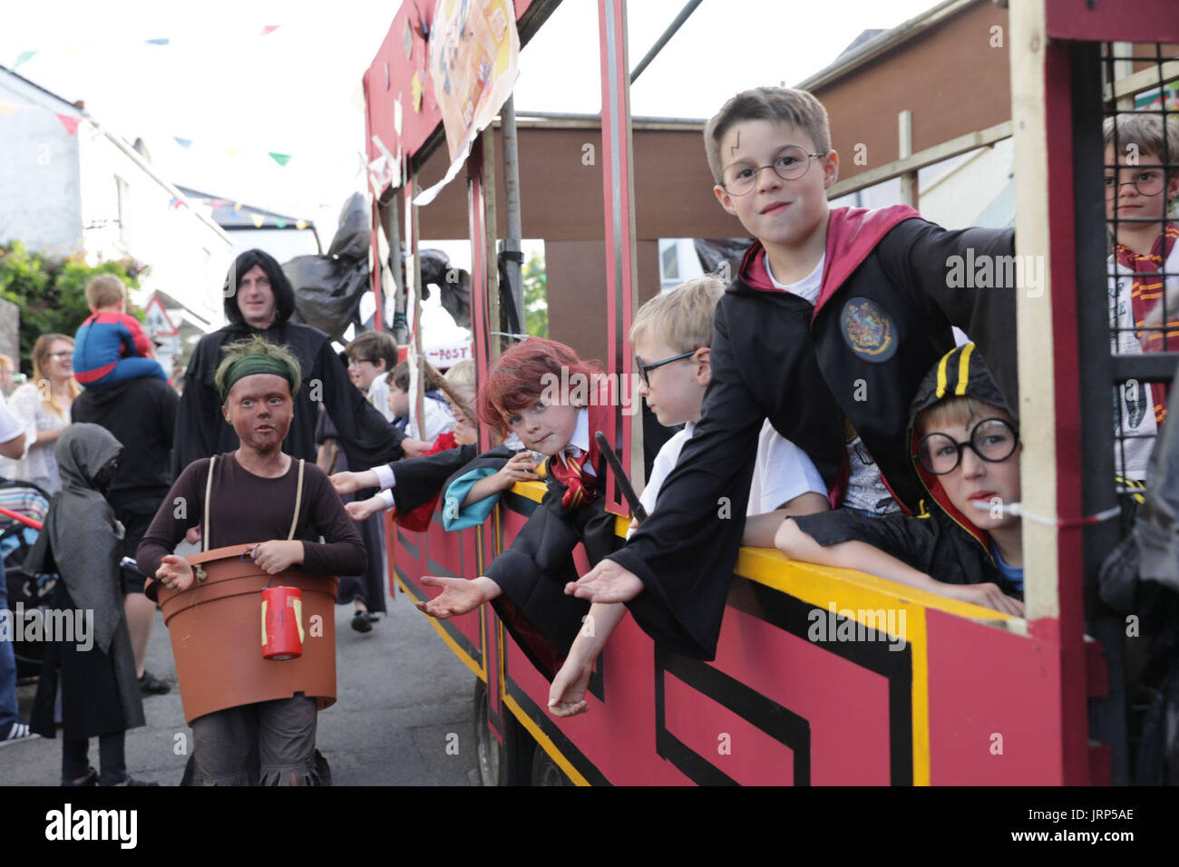 Stoke Gabriel, Devon. 5 agosto 2017. Stoke Gabriel's stravagante Carnevale annuale processione fa il suo modo attraverso il villaggio di high street. Galleggianti da vari gruppi di comunità compresi Stoke Gabriel scuola primaria e di una donna Institute (WI), presentati vari temi tra cui Harry Potter, hippies, Town Criers e il Lago dei Cigni. Foto Stock