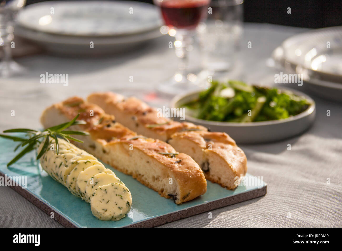 Primo piano della Focaccia pane e burro erborinati Foto Stock
