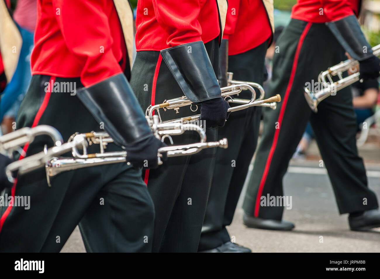 Tromba giocatori mani con guanti in linea sul marching band. Foto Stock