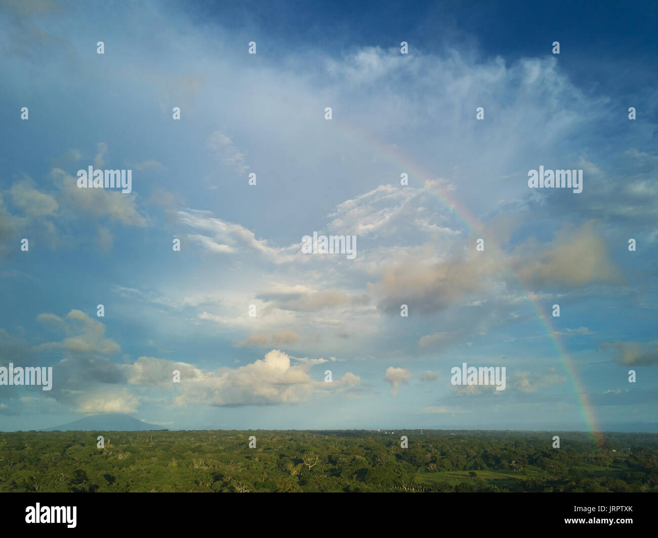 Skyscape nuvoloso con arcobaleno. Paesaggio vista aerea con colorati rainbow Foto Stock