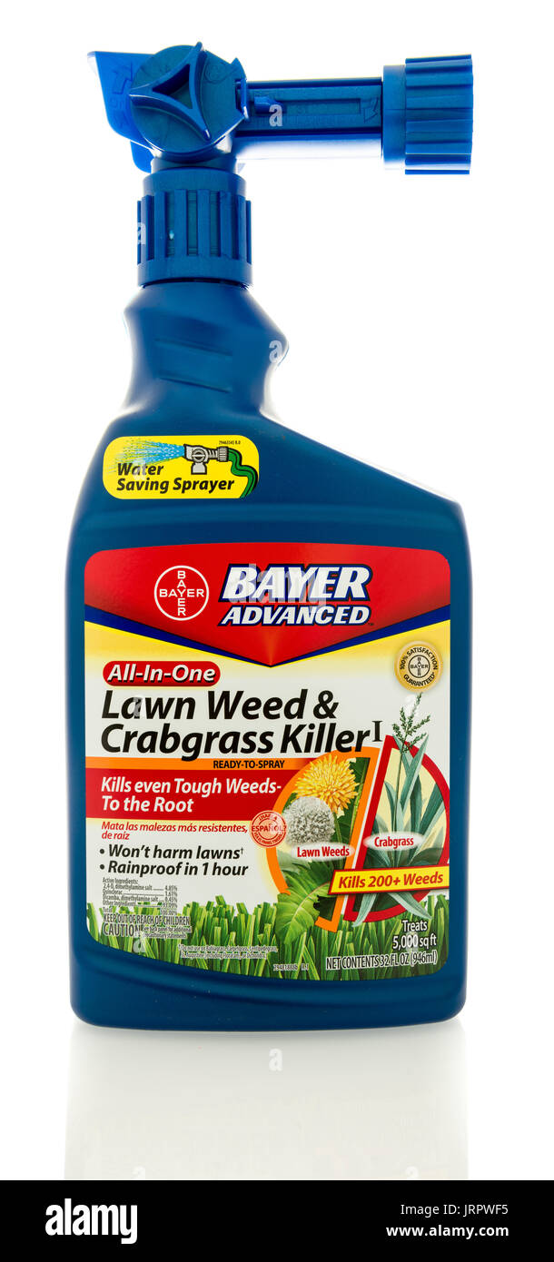Winneconne, WI - 5 Agosto 2017: una bottiglia Bayer Advanced erbaccia e crabgrass killer isolato su un background. Foto Stock