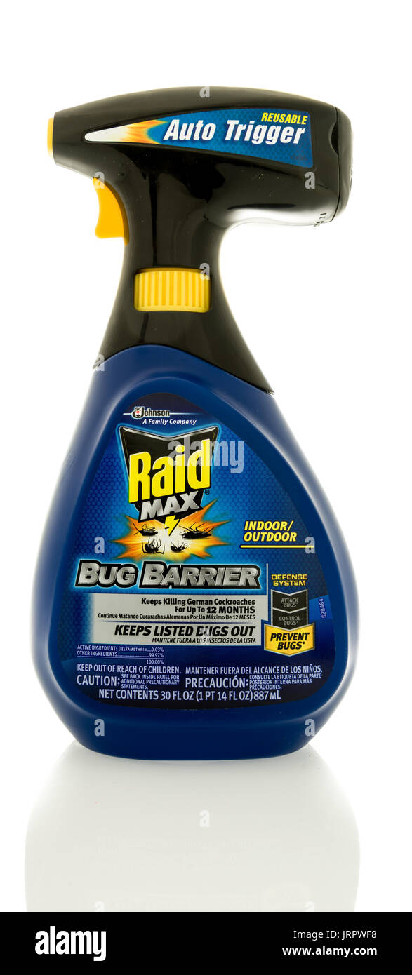 Winneconne, WI - 5 Agosto 2017: una bottiglia di Raid Max barriera bug isolato su un background. Foto Stock