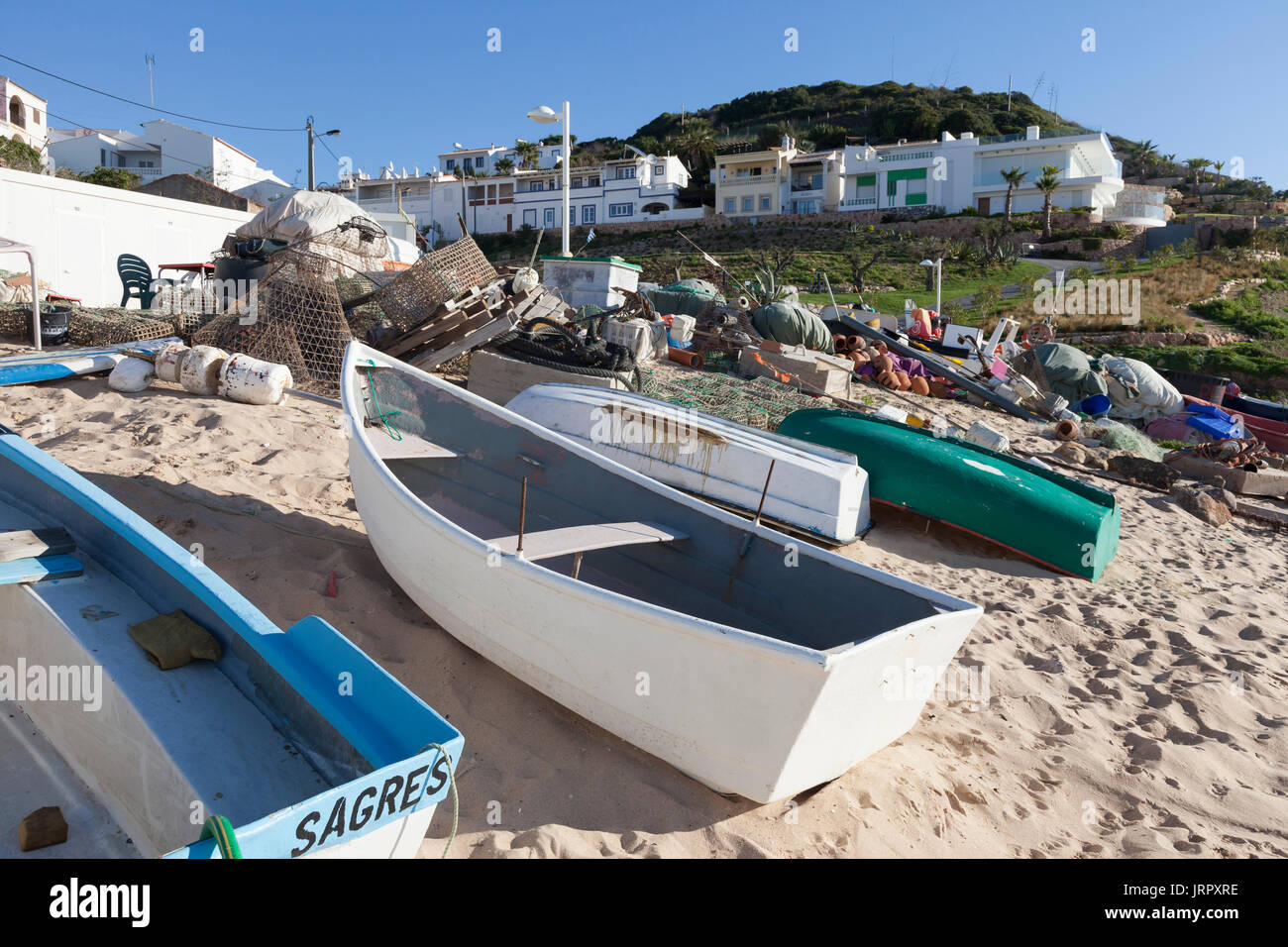 Salpe, Portogallo: barche da pesca spiaggiata lungo Praia da salpe Foto Stock