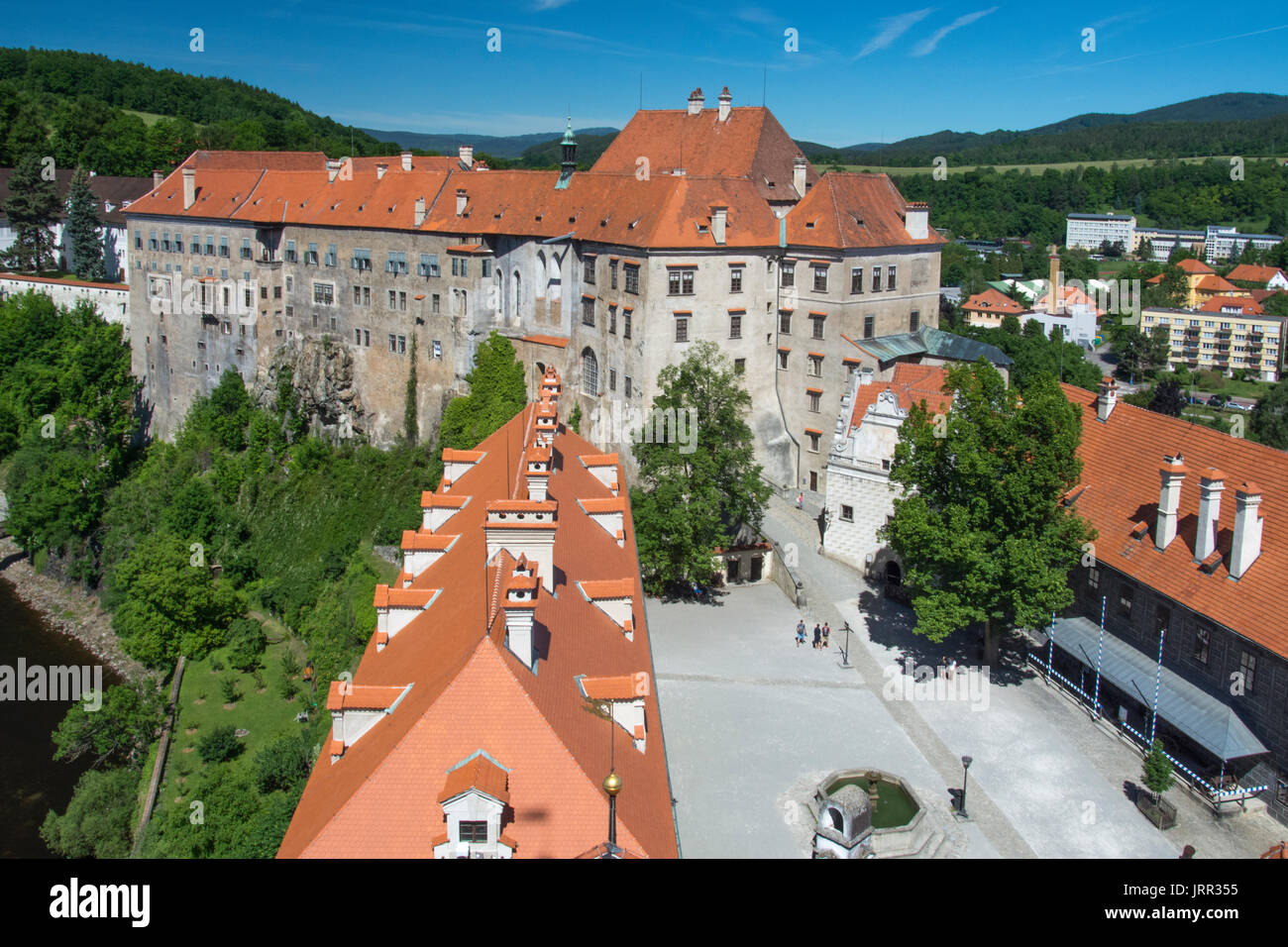 Guardando verso il basso attraverso il secondo cortile interno del complesso del castello per le residenze nobiliari, Cesky Krumlov, Repubblica Ceca Foto Stock