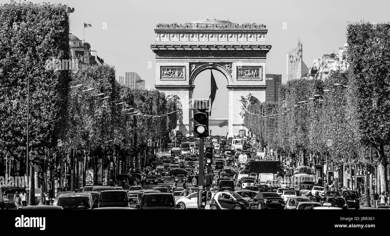 Famosi Champs Elysees boulevard di Parigi con Arc de Triomphe - trionfa Arch - parigi / Francia - 24 settembre 2017 Foto Stock