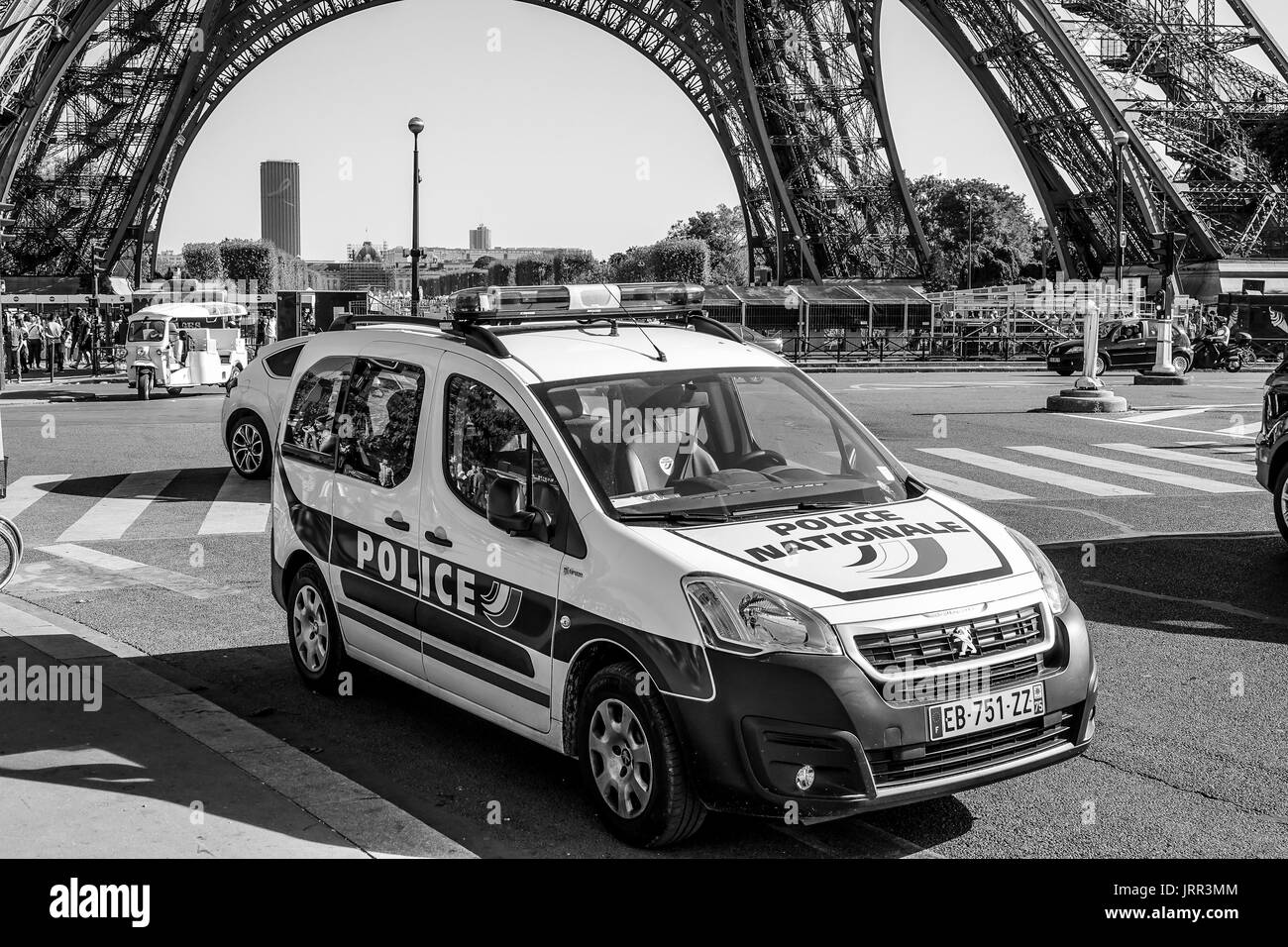 Auto della Polizia a Parigi presso la Torre Eiffel - Paris / Francia - 24 settembre 2017 Foto Stock