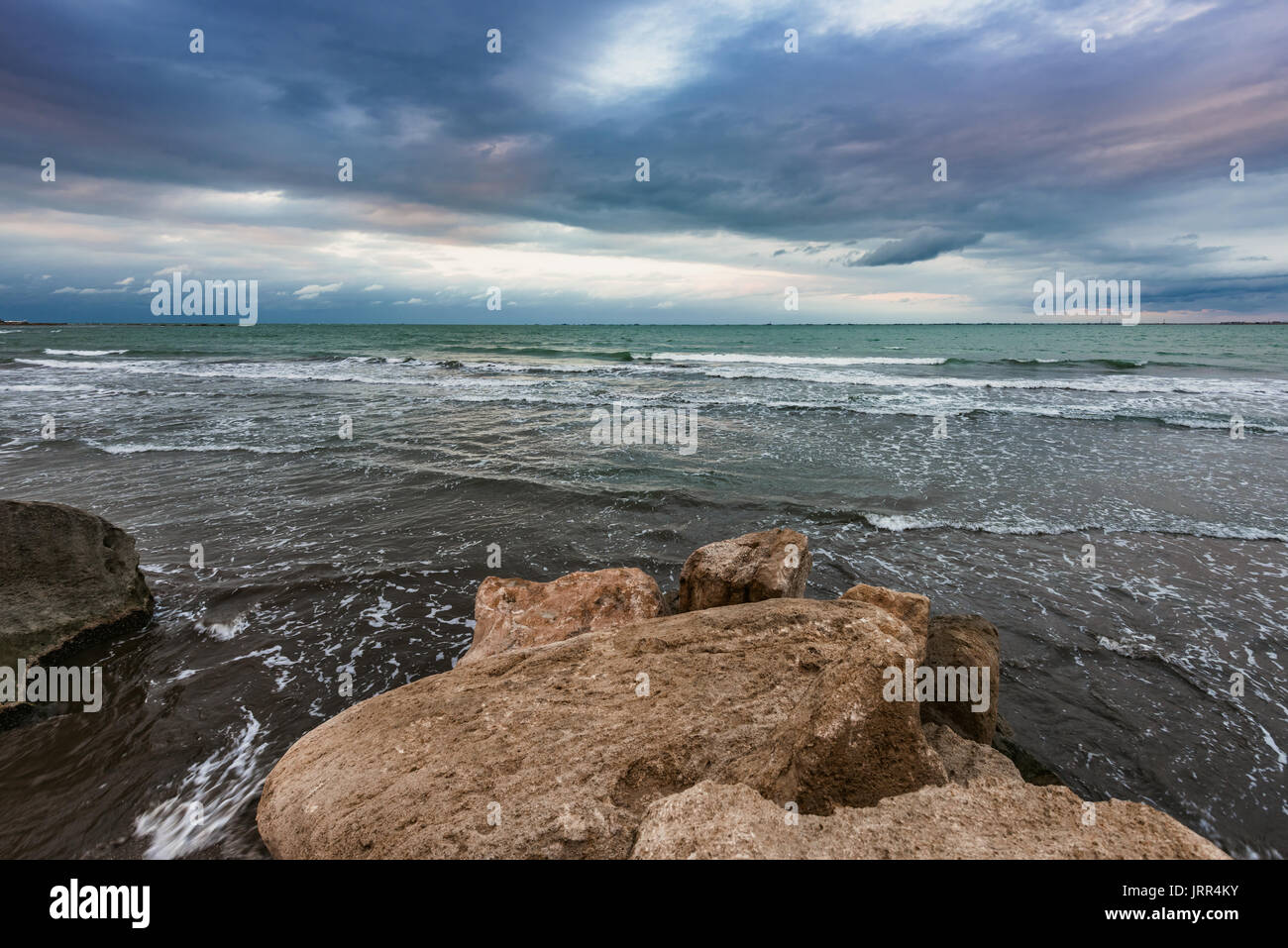 Drammatica bellissimo paesaggio marino, linea costiera Foto Stock