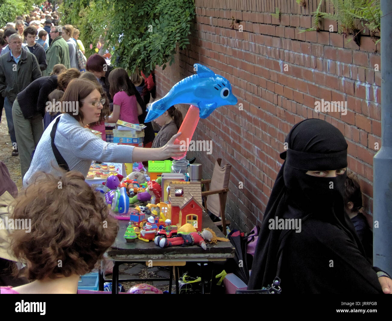 Tradizionalmente condita burka donna ragazza sincronicità prospettiva forzata anti musulmana bash musulmano Foto Stock