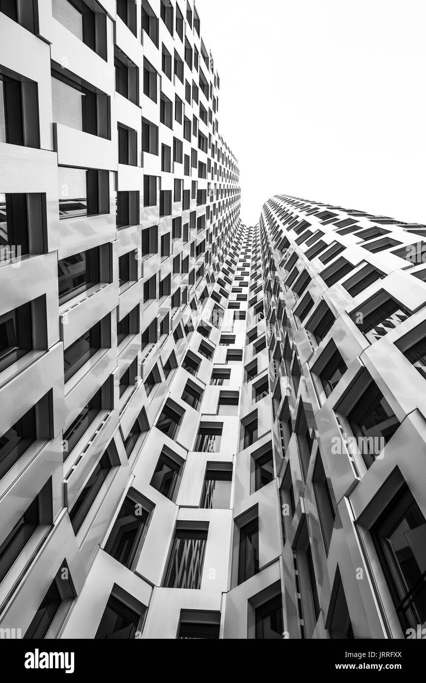 Moderno edificio esterno in bianco e nero Foto Stock