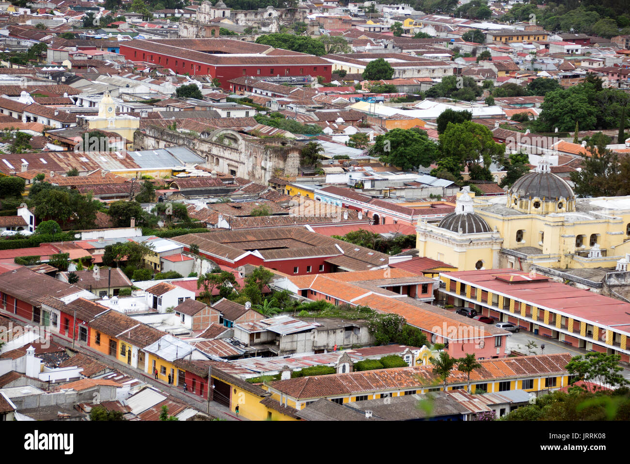 La Antigua Guatemala vista desde arriba del Cerro de la Cruz, se ven techos de teja y la cúpula de la Iglesia n.a. Foto Stock