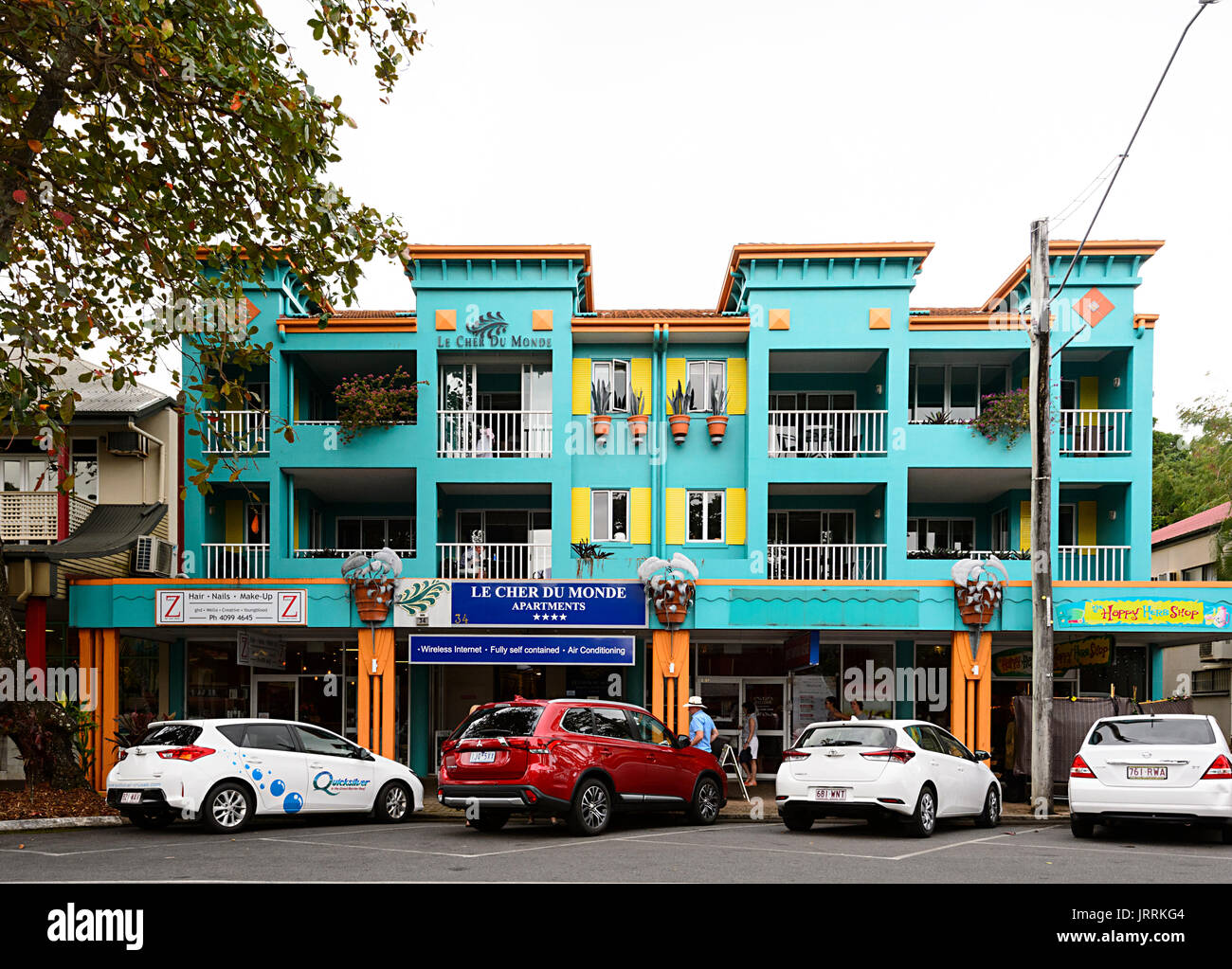 Blocco colorato di appartamenti su Macrossan Street, Port Douglas, estremo Nord Queensland, FNQ, QLD, Australia Foto Stock