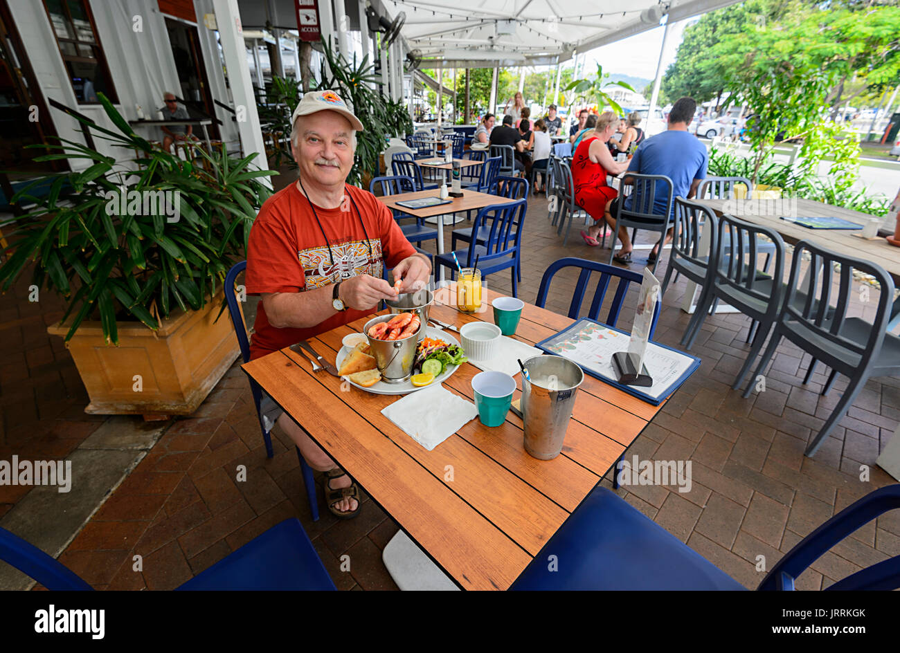 Il cliente con un cucchiaio di gamberi presso la storica Casa Corte Hotel ristorante di pesce in Wharf Street, Port Douglas, estremo Nord Queensland, FNQ, QLD, un Foto Stock