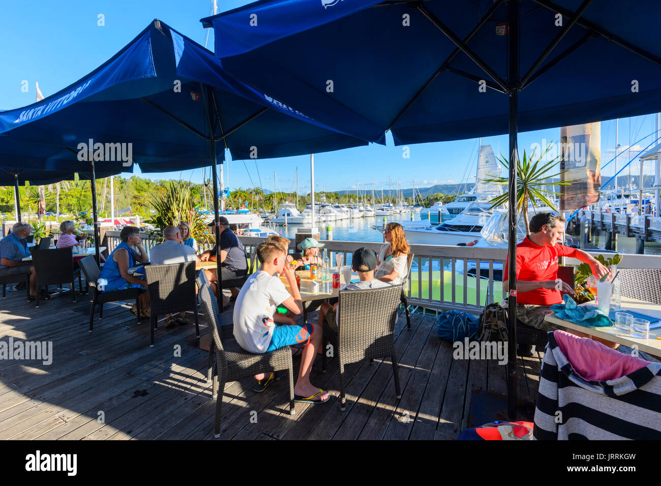 Caffetteria e ristorante con terrazzo che si affaccia sul Reef Marina Port Douglas, estremo Nord Queensland, FNQ, QLD, Australia Foto Stock