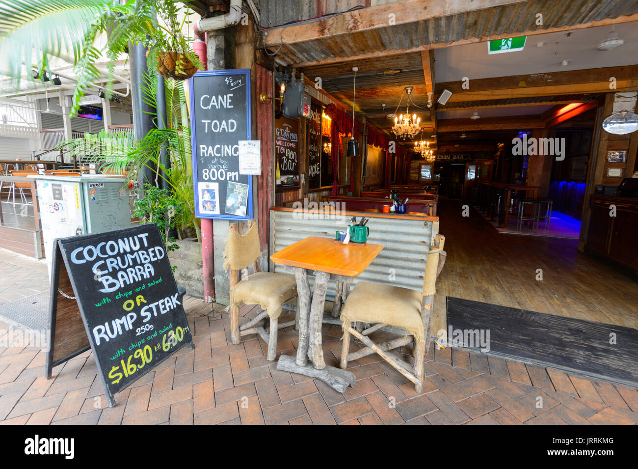 La parte anteriore del ferro da stiro Bar ristorante e la canna da zucchero toad racing, Macrossan Street, Port Douglas, estremo Nord Queensland, FNQ, QLD, Australia Foto Stock