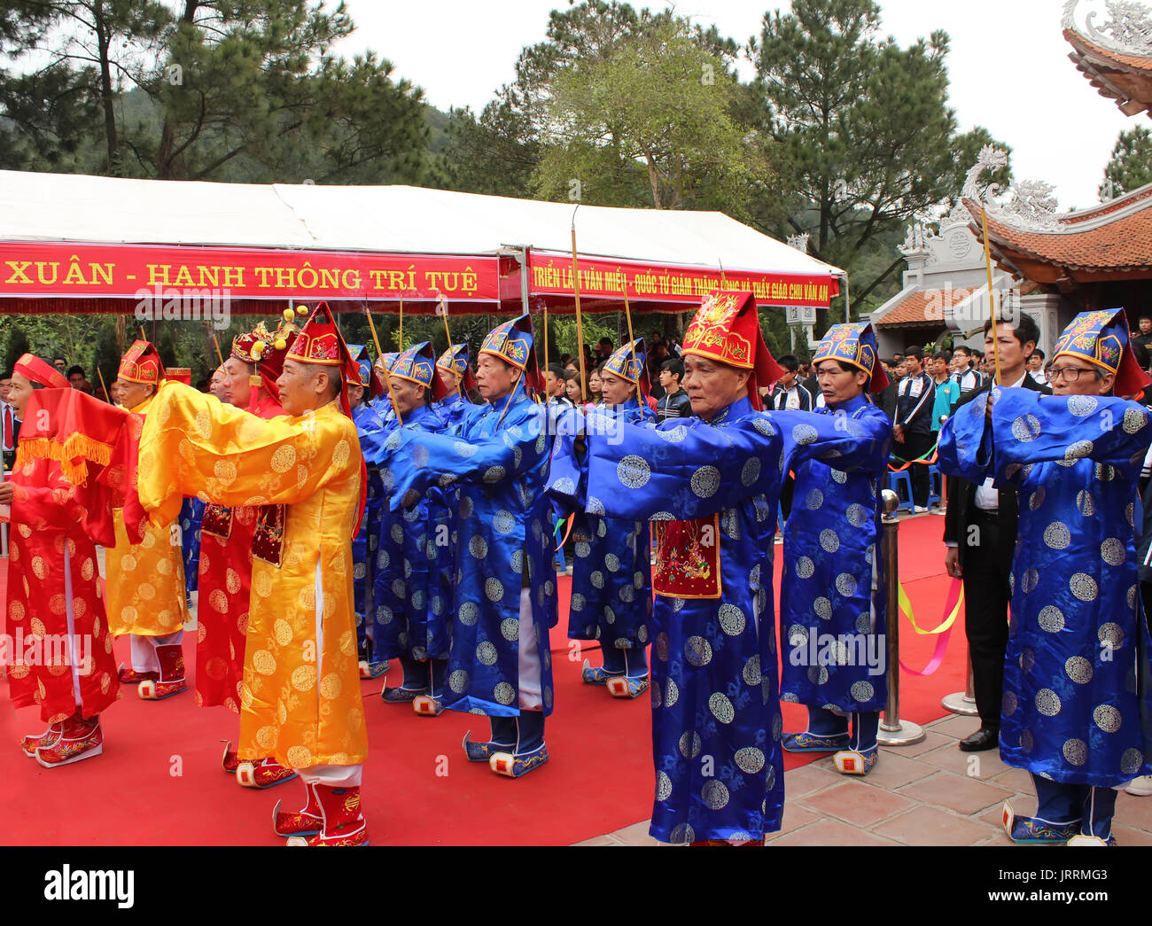 HAI DUONG, Vietnam, febbraio, 15: gruppo di persone in costume tradizionale dare doni al santo a Chu Van un festival in febbraio, 15, 2013 di Hai du Foto Stock