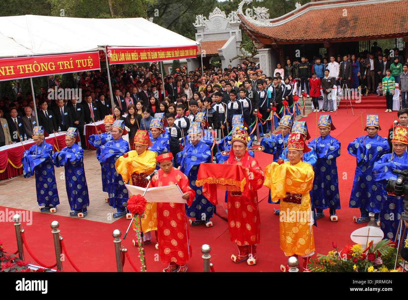 HAI DUONG, Vietnam, febbraio, 15: gruppo di persone in costume tradizionale dare doni al santo a Chu Van un festival in febbraio, 15, 2013 di Hai du Foto Stock