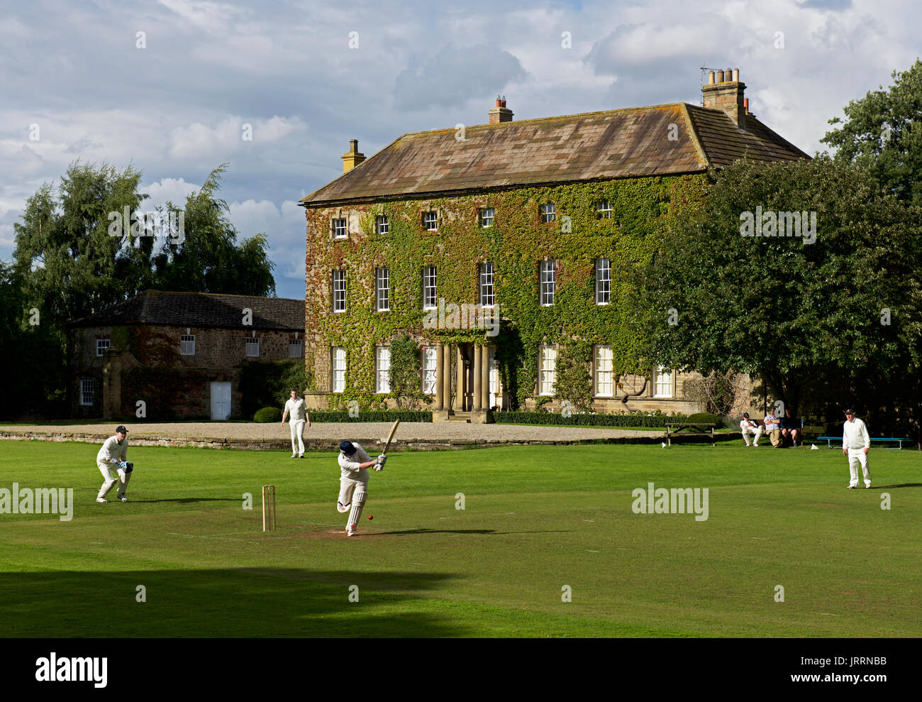 Partita di cricket nel villaggio di Crakehall, North Yorkshire, Inghilterra, Regno Unito Foto Stock