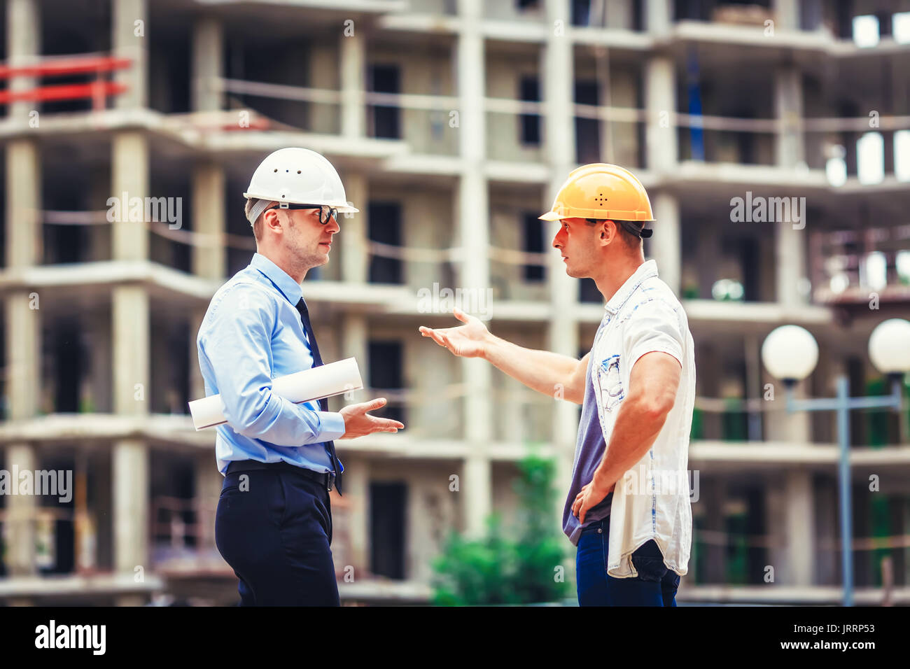Architetto e costruttore discute al sito in costruzione Foto Stock