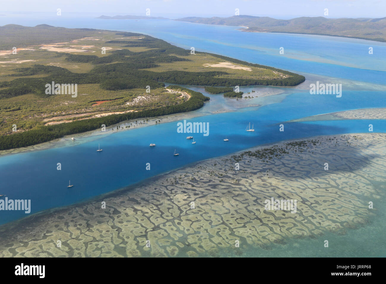 Vista aerea del canale tra la tromba isola e Giovedi Island, lo Stretto di Torres Foto Stock