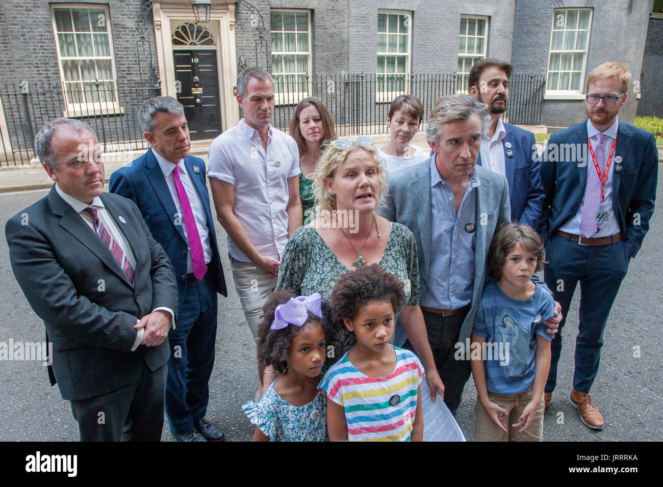 Messaggi scritti dai bambini di più di 60 scuole in Brighton, Birmingham, Manchester, West Sussex e l'Isola di Wight. Saranno presenti anche i deputati provenienti da tre città, tra cui Peter Kyle MP, Caroline Lucas, MP, Lloyd Russell-Moyle, MP, Afzal Khan MP, Mike Kane MP, tra gli altri. Dotato di: Steve Coogan dove: London, England, Regno Unito quando: 06 lug 2017 Credit: Wheatley/WENN Foto Stock