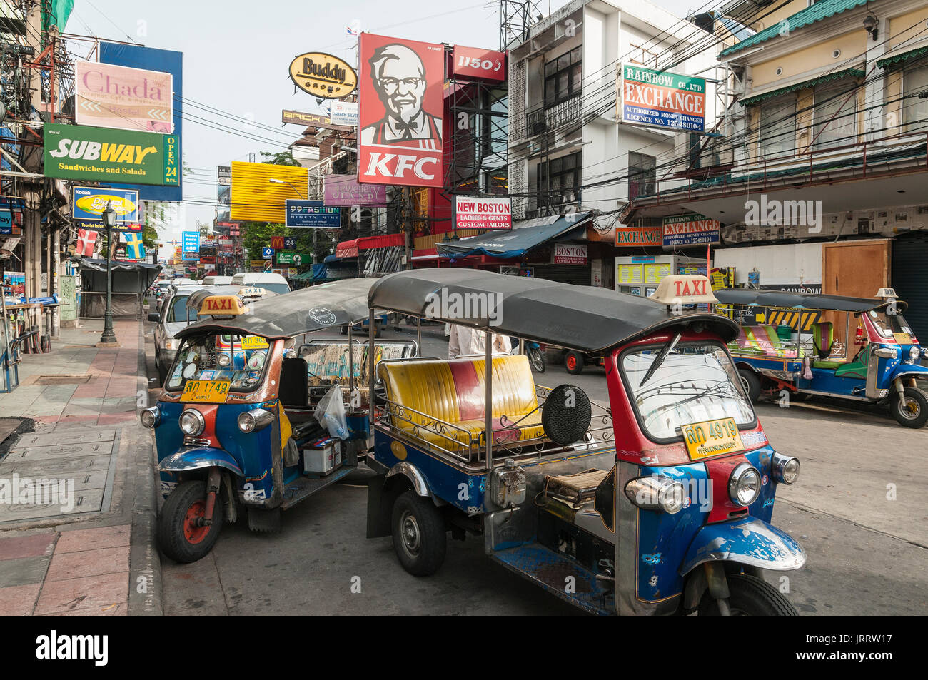 Tuktuk taxi in attesa di clienti sulla Khaosan Road nel quartiere di Banglamphu di Bangkok, Tailandia. Foto Stock