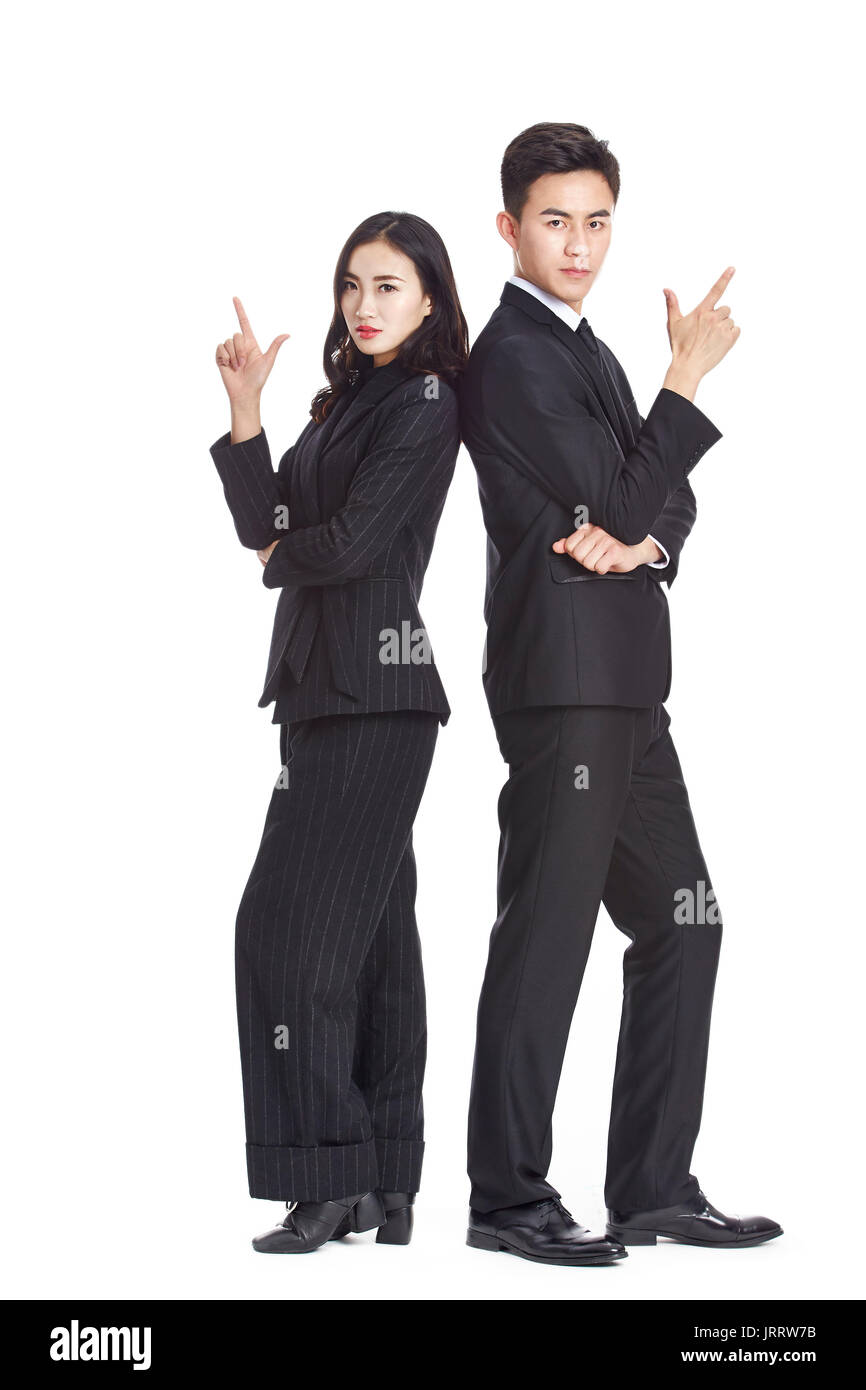 Ritratto di giovane imprenditore asiatico e imprenditrice nel businesswear formale che mostra la mano segno della pistola, isolati su sfondo bianco. Foto Stock