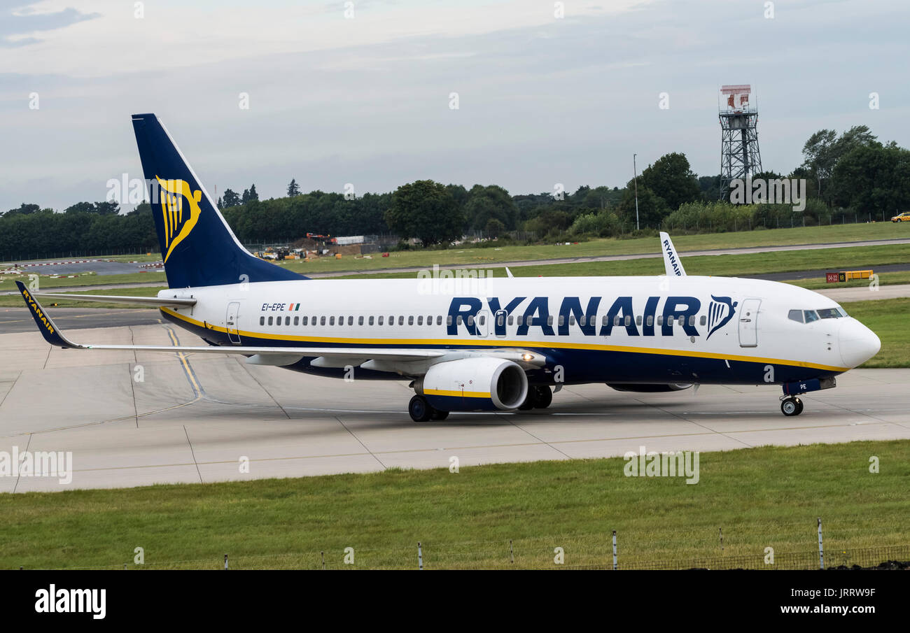 A Ryanair Boeing 737-8come taxi a Londra Stansted Foto Stock