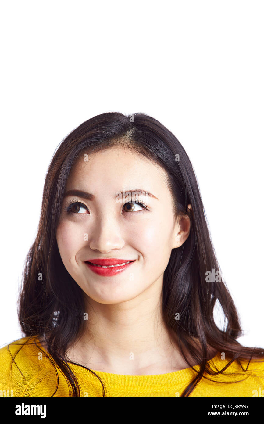 Giovane e bella donna asiatica cercando sorridente, isolati su sfondo bianco. Foto Stock