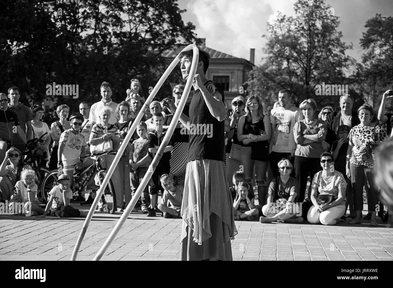 LUBLIN, Polonia - 29 luglio 2017- street performer dancing wit la ruota a Carnevale Festival Sztukmistrzow collocato in uno spazio della città di Lublino dedicato a th Foto Stock