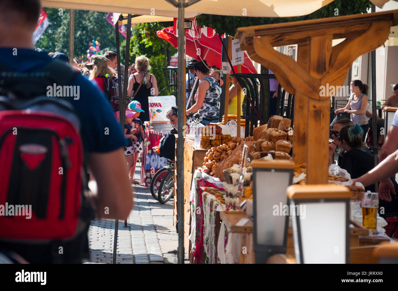 LUBLIN, Polonia - 29 luglio 2017- street shop i venditori che offrono prodotti locali durante il carnevale festival Sztukmistrzow Foto Stock