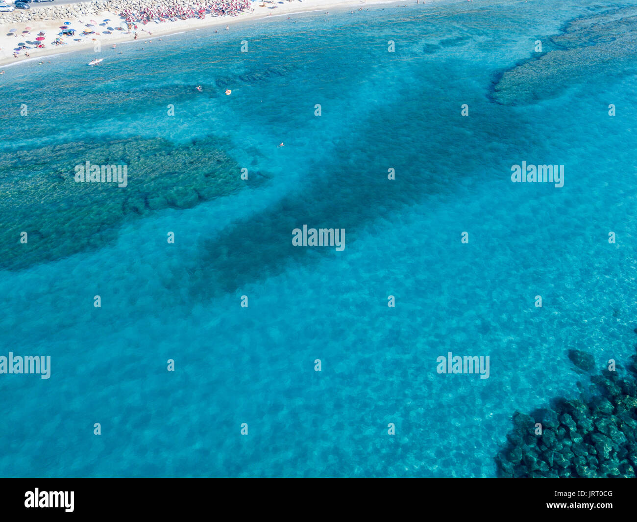 Fondo del mare visto dal di sopra, Zambrone beach, Calabria, Italia. Diving relax e le vacanze estive. Coste Italiane, spiagge e rocce. Vista aerea Foto Stock