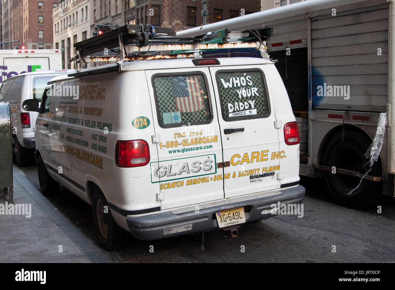 Van bianco sulla strada di Manhattan con 'Chi è il tuo Daddy' dipinta sul lunotto posteriore. Foto Stock