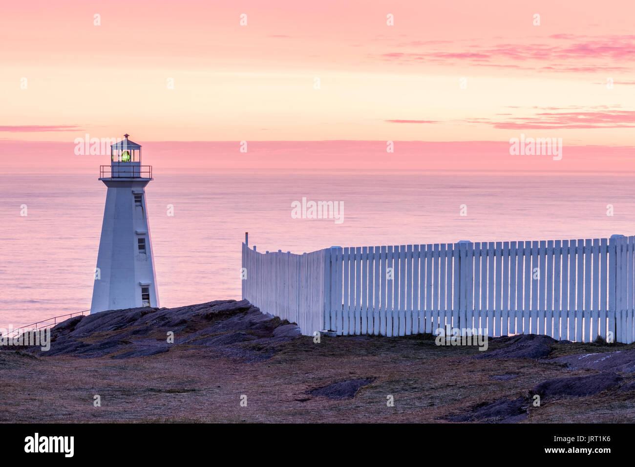 Il 1955 faro in calcestruzzo e un white Picket Fence a Cape lancia sito storico nazionale del Canada a sunrise. Cape Spear, San Giovanni, Terranova. Foto Stock