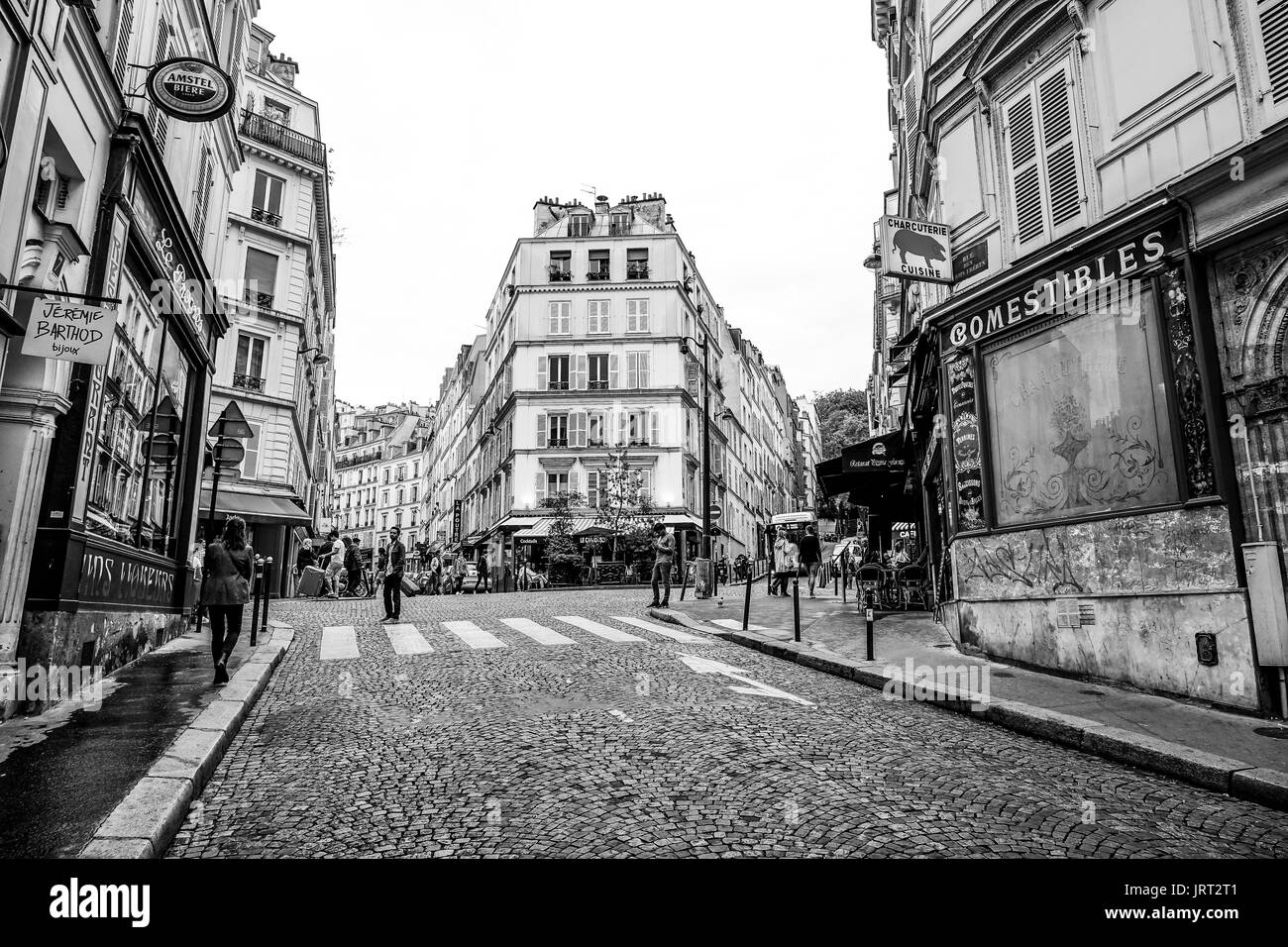 Una tipica strada Parigina vista sul quartiere di Montmartre - Parigi / Francia - 24 settembre 2017 Foto Stock