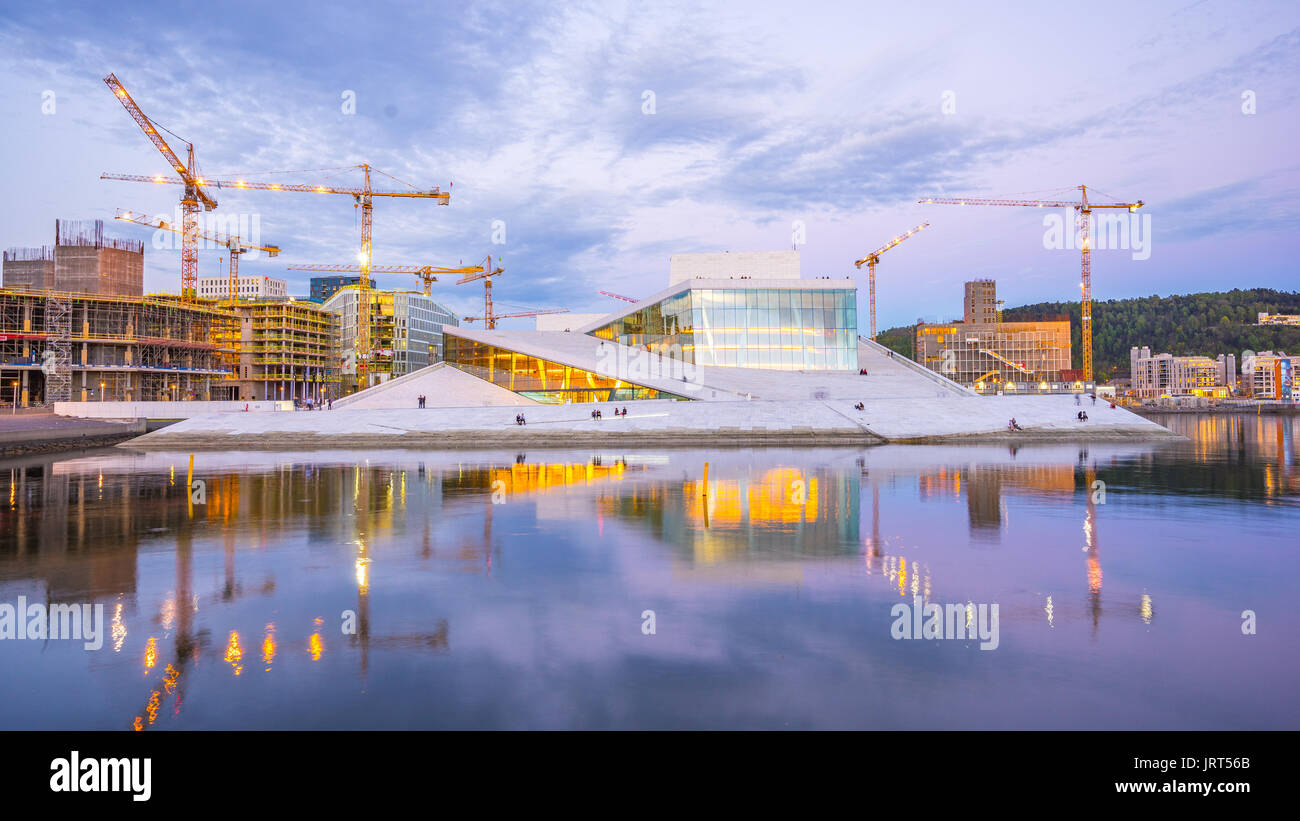 Oslo, Norvegia - 6 Maggio 2017: il Teatro dell'Opera di Oslo a Oslo City di notte in Norvegia. Foto Stock