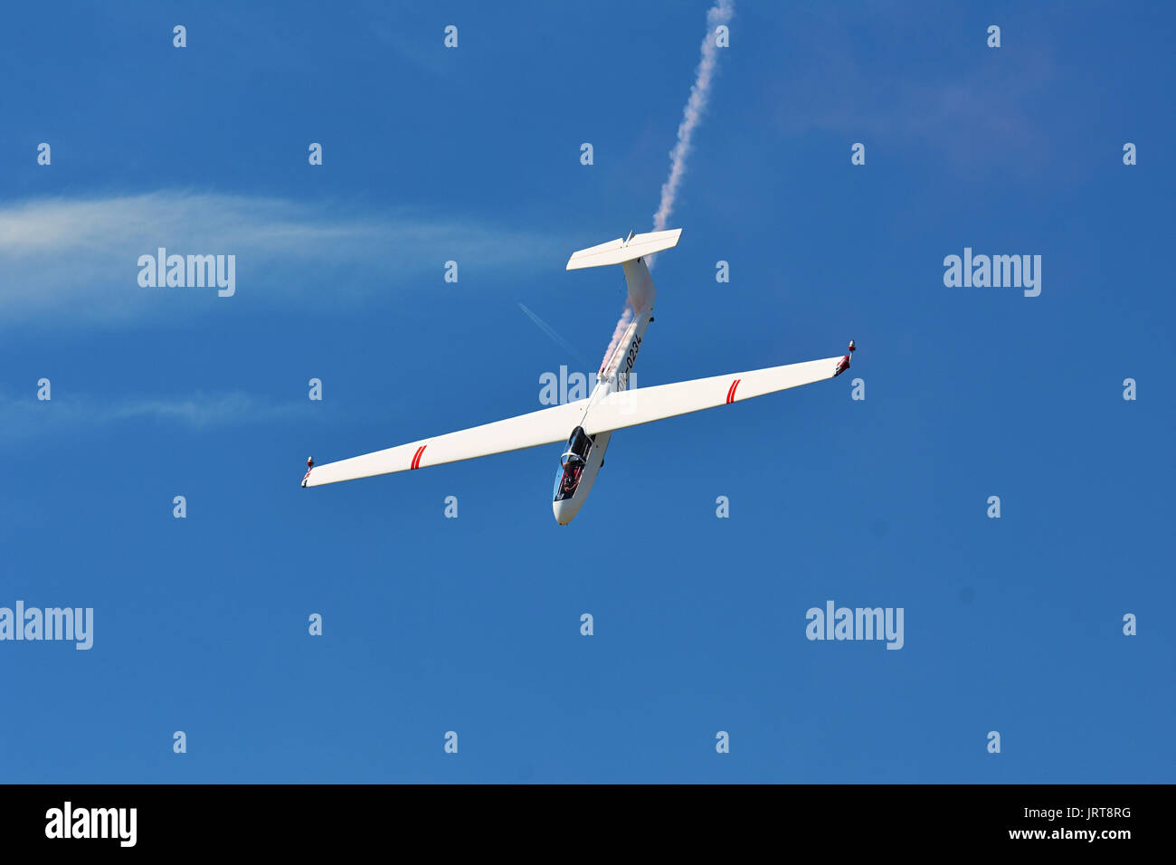 Airshow Memorial, 24 giugno 2017, a Roudnice, Repubblica Ceca. Flying Glider aerobatic team withlight planeur che mostra le sue prestazioni, effetto fumo Foto Stock