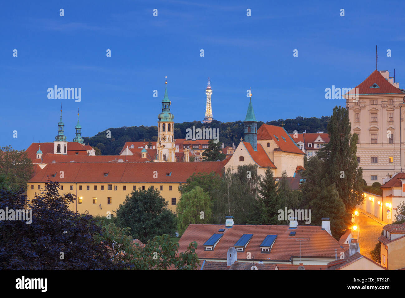 Convento dei Cappuccini, Praga - 30 Giugno: Convento dei Cappuccini in Piazza Loreto dopo scuro sulla luglio 21, 2017 a Piazza Loreto, Hradcany, Praga. Con surroun Foto Stock