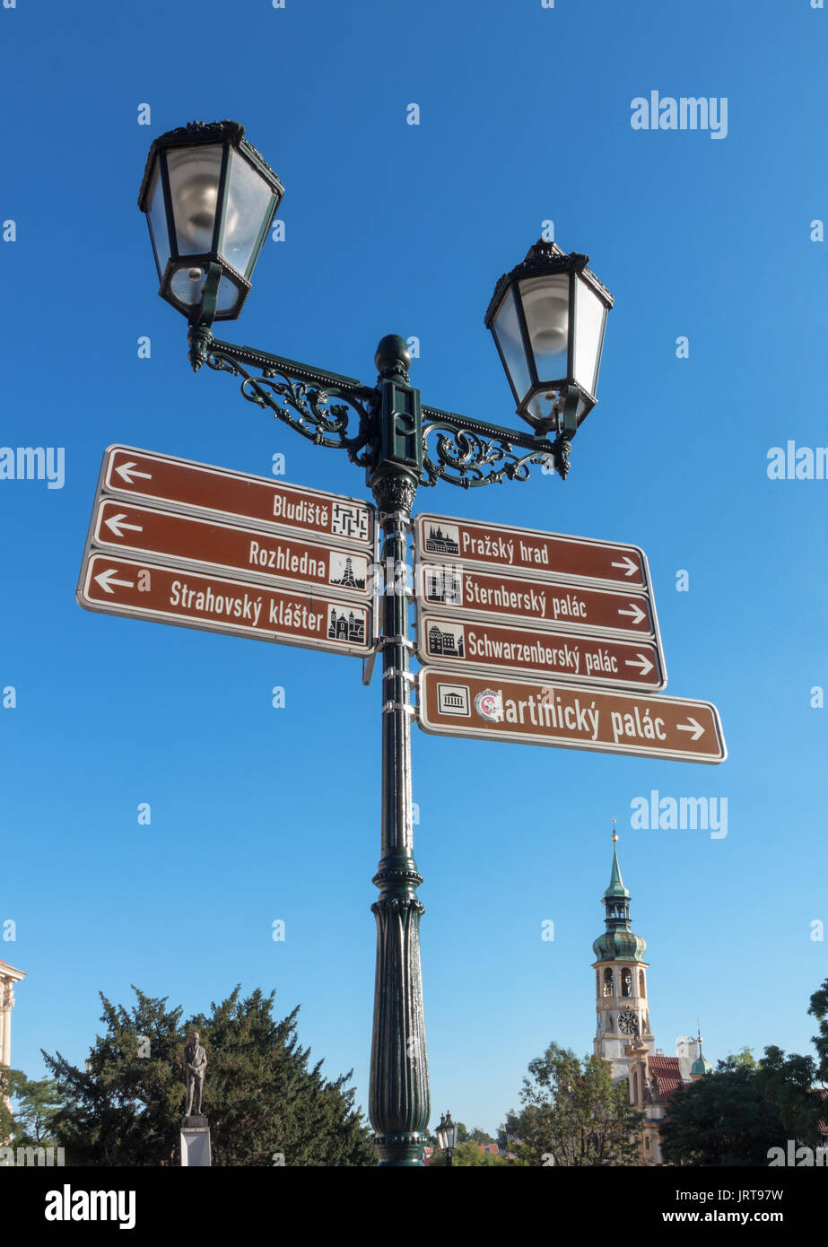 Praga - 30 Giugno: Piazza Loreto con informazioni sul traffico segni inizio dopo l'alba del 30 giugno 2017 a Praga, Repubblica Ceca. Presidente Masaryk statu Foto Stock