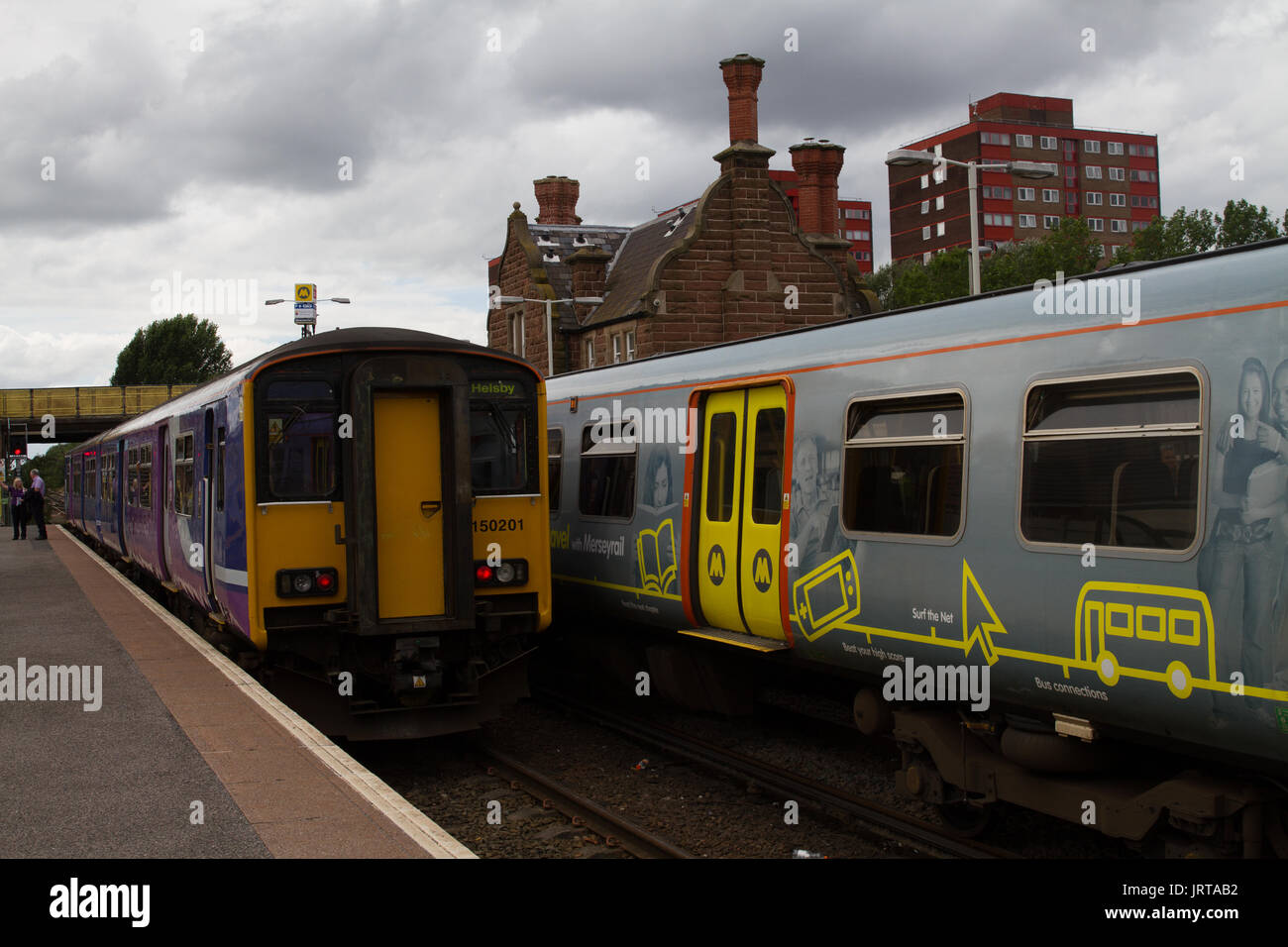 Ellesmere Port dove merseyrail elettrici e diesel nord treni rispondere. I passeggeri devono cambiare attraversando il ponte. Foto Stock