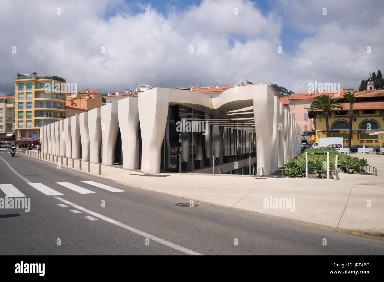 Jean Cocteau Museo, Mentone Costa Azzurra: architetto Rudy Ricciotti esterno colonnato di calcestruzzo 1 Inexhibit Foto Stock