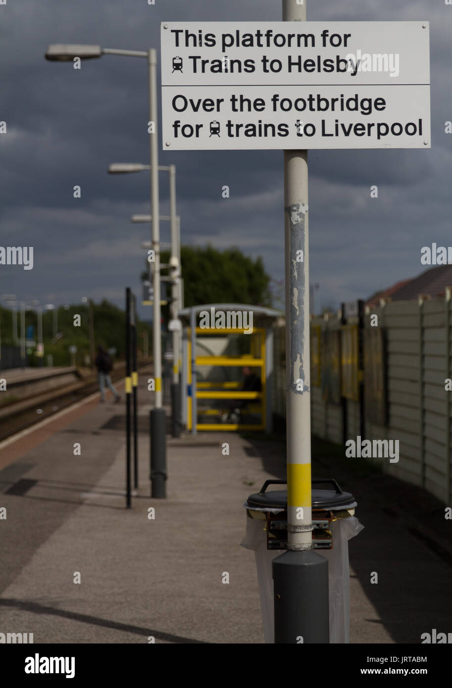 Ellesmere Port per la segnaletica di stazione che mostra il servizio limitato da questa piattaforma per treni a Helsby Foto Stock