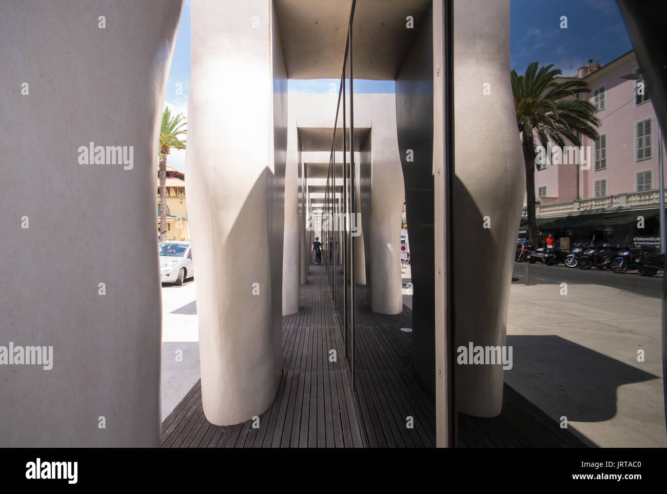 Jean Cocteau Museo, Mentone Costa Azzurra: architetto Rudy Ricciotti colonnato esterno mirror1 Inexhibit Foto Stock