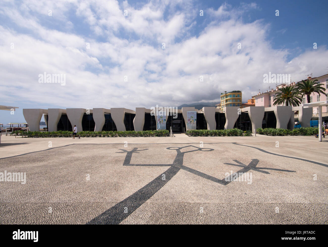 Jean Cocteau Museo, Mentone Costa Azzurra: architetto Rudy Ricciotti colonnato esterno dettaglio1 Inexhibit Foto Stock