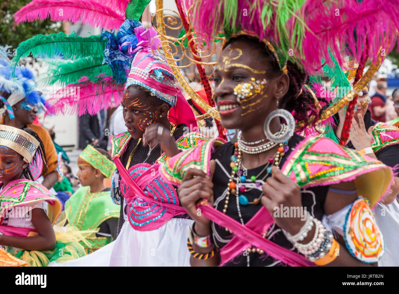 62/150 didascalia ccolorful una sfilata di giovani in abiti di abbagliamento a Stockton International Riverside Festival parade Foto Stock