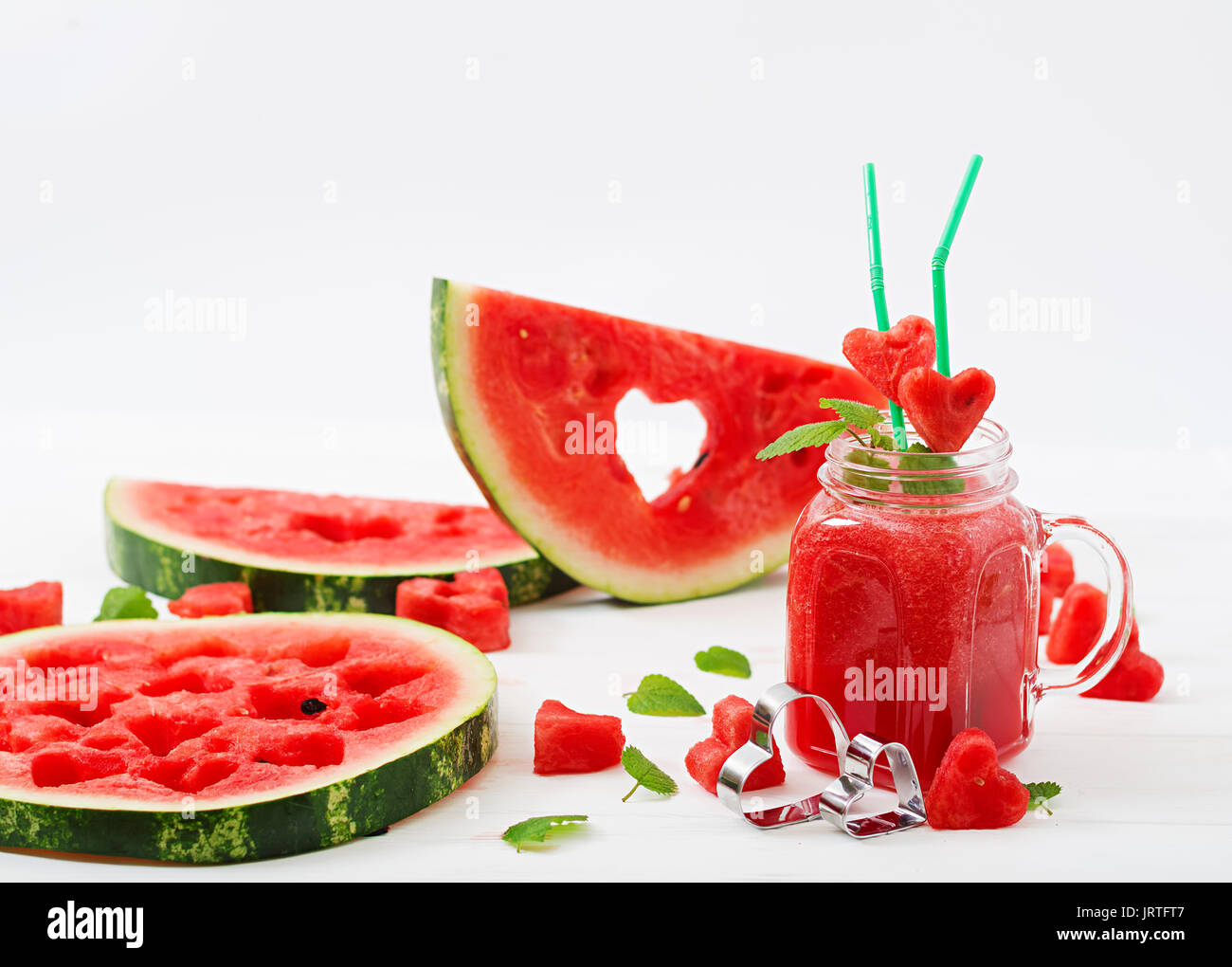 Anguria fresca frullati con menta bianca su sfondo di legno. Foto Stock