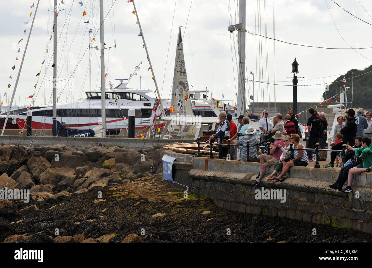 Yachts racing e l'atmosfera con la folla e la vela a Cowes Week annuale regata nautica sull'isola di Wight Royal Yacht Squadron Foto Stock