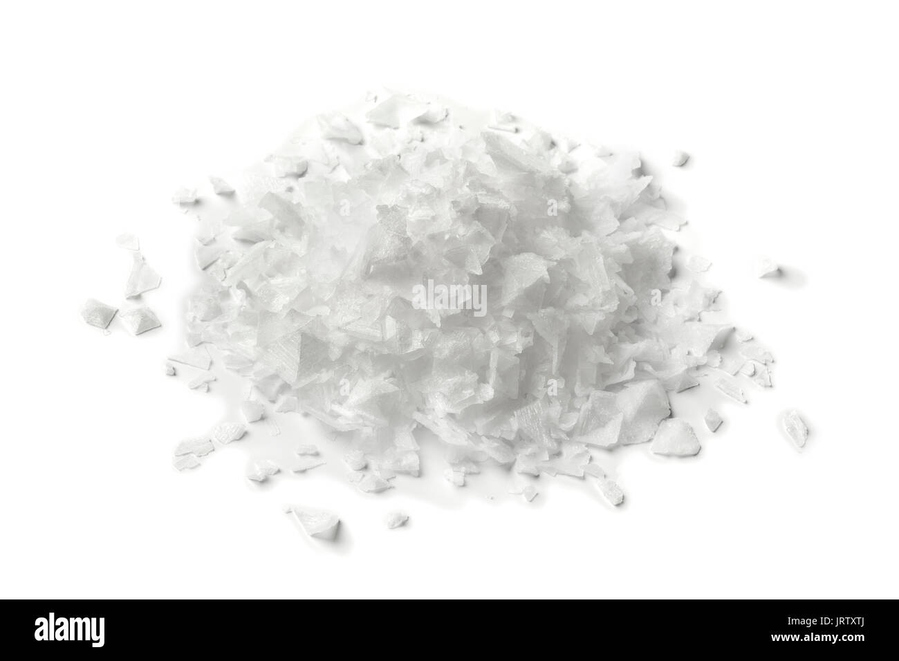 Cumulo di fiocchi di sale su sfondo bianco Foto Stock