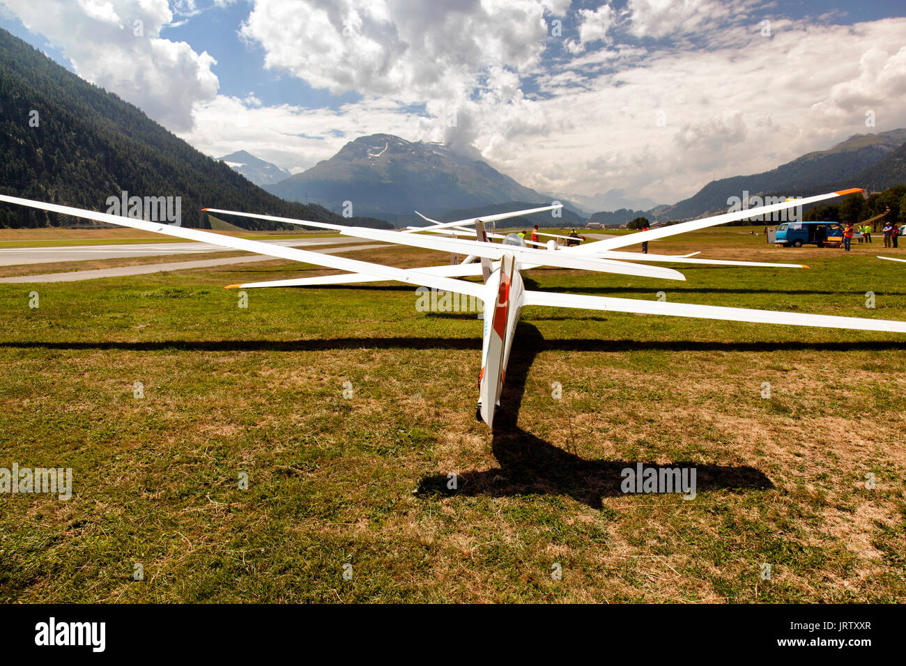 Alianti ottenere pronto a volare nelle montagne di St Moritz Foto Stock