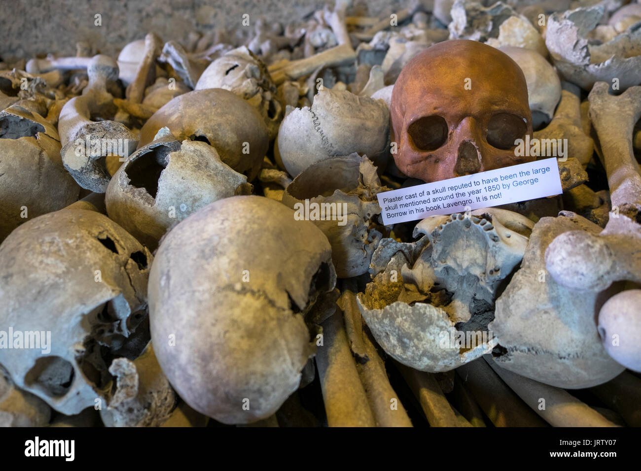 Cripta di San Leonards chiesa, Hythe, Kent, Regno Unito. Più grande collezione di antiche ossa umane e di teschi nel Regno Unito Foto Stock